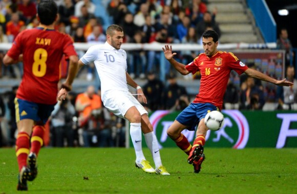 Karim Benzema et Sergio Busquets lors du match de qualification au mondial 2014 au Brésil entre l'Espagne et la France le 16 octobre 2012 au stade Vicente-Calderon de Madrid (1-1)