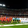 Les joueurs français et espagnols lors des hymnes lors du match de qualification au mondial 2014 au Brésil entre l'Espagne et la France le 16 octobre 2012 au stade Vicente-Calderon de Madrid (1-1)