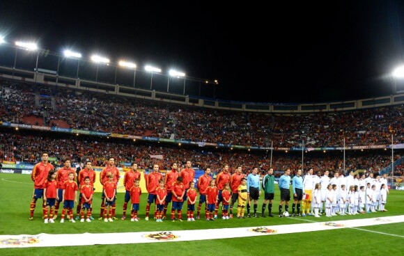 Les joueurs français et espagnols lors des hymnes lors du match de qualification au mondial 2014 au Brésil entre l'Espagne et la France le 16 octobre 2012 au stade Vicente-Calderon de Madrid (1-1)