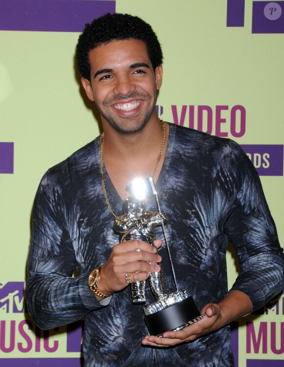Drake et son award de Meilleur Clip Hip Hop lors des MTV Video Music Awards. Los Angeles, le 6 septembre 2012.
