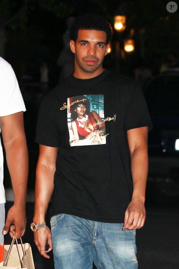 Exclusif - Drake à la sortie du restaurant Tosconova à Calabasas, le 14 juillet 2012.
