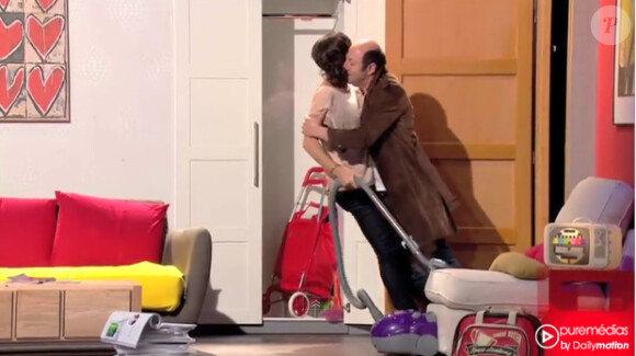 Kad Merad et Virginie Hocq, dans le décor penché de Vendredi tout est permis, sur TF1.