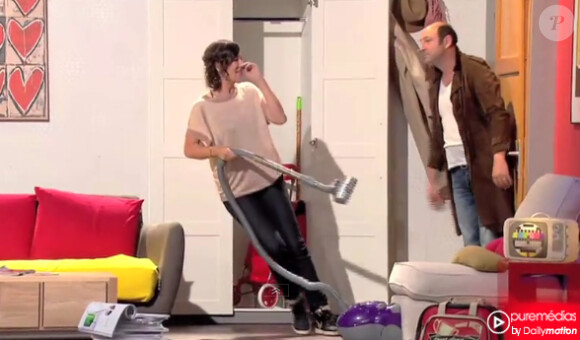 Kad Merad et Virginie Hocq, dans le décor penché de Vendredi tout est permis, sur TF1.