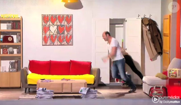 Kad Merad et Virginie Hocq, dans le décor penché de Vendredi tout est permis, sur TF1.