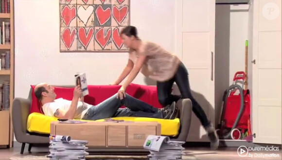 Kad Merad et Virginie Hocq, dans le décor penché de Vendredi tout est permis, sur TF1.