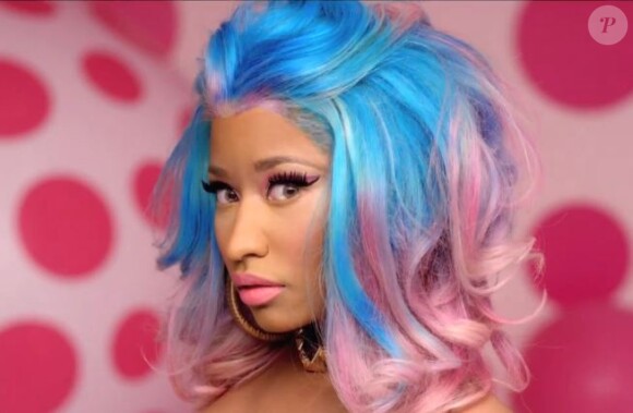 Nicki Minaj et sa chevelure bleue/rose dans le clip de The Boys.