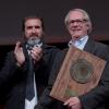 Eric Cantona a remis le Prix Lumière au réalisateur Ken Loach, à Lyon le 20 octobre 2012.
