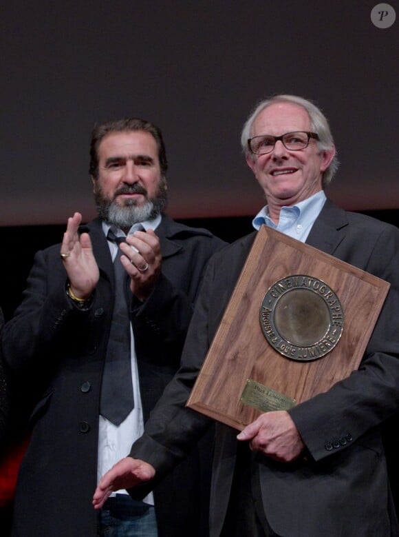 Eric Cantona a remis le Prix Lumière au réalisateur Ken Loach, à Lyon le 20 octobre 2012.