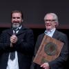 Ken Loach a reçu le Prix des Lumières en présence du footballeur et acteur Eric Cantona, à Lyon le 20 octobre 2012.