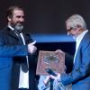 Ken Loach a reçu le Prix des Lumières des mains d'Eric Cantona, à Lyon le 20 octobre 2012.