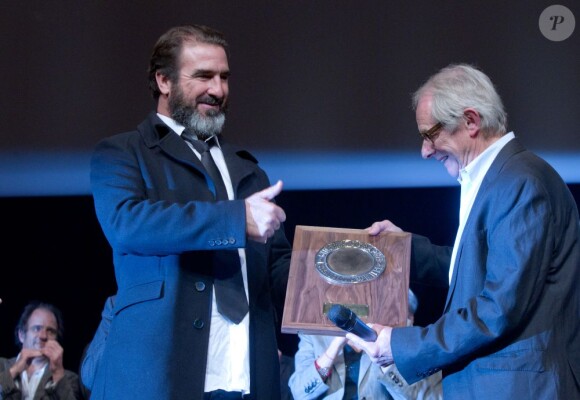 Ken Loach a reçu le Prix des Lumières des mains d'Eric Cantona, à Lyon le 20 octobre 2012.