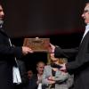 Ken Loach a reçu le Prix des Lumières en présence du footballeur et acteur Eric Cantona, à Lyon le 20 octobre 2012.