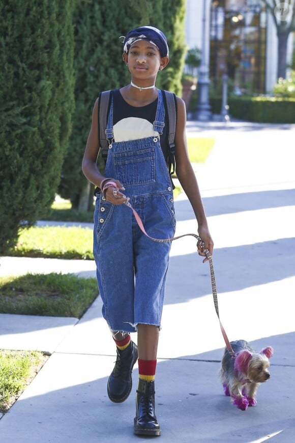 Exclusif - Willow Smith se promène à Calabasas avec son chien aux oreilles et pattes teintées en rose. Le 14 octobre 2012.