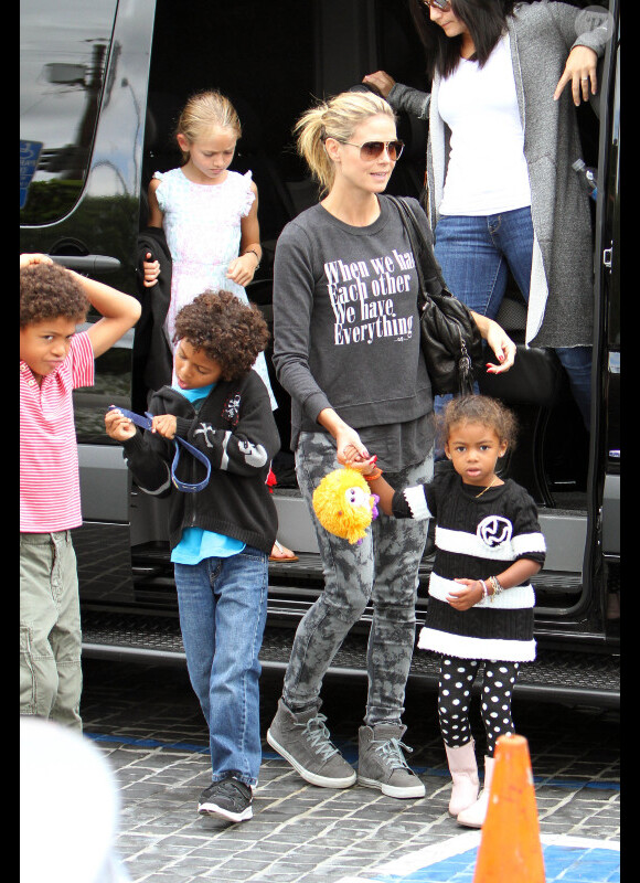 Heidi Klum, son amoureux et ses enfants, Leni, Henry, Johan et Lou se rendent au musée à Los Angeles, le 21 octobre 2012