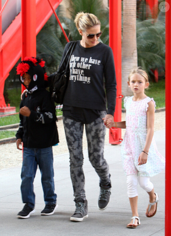 Heidi Klum, son amoureux et ses enfants, Leni, Henry, Johan et Lou se rendent au musée en famille à Los Angeles, le 21 octobre 2012