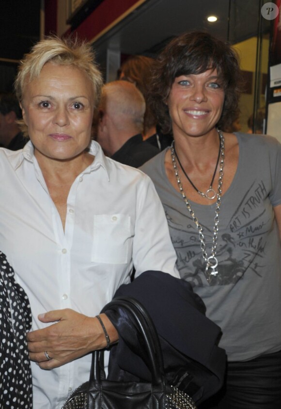 Muriel Robin et sa compagne Anne Le Nen, lors de la Générale du spectacle d'Alex Lutz, le 22 octobre à Paris.