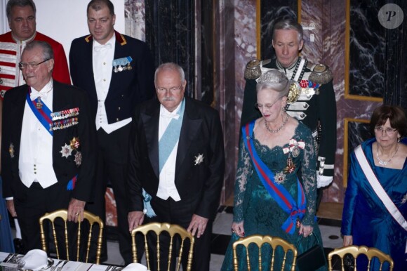 Le président slovaque entre le prince Henrik et la reine Margrethe à Fredensborg pour le dîner officiel en l'honneur du couple présidentiel slovaque, le 23 octobre 2012.