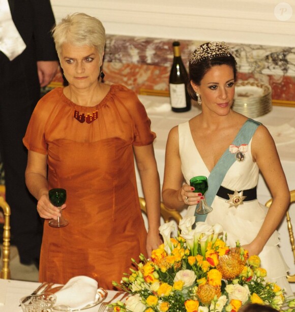 La princesse Marie de Danemark attablée avec le ministre de l'Industrie Annette Wilhelmsen au dîner d'Etat au palais de Fredensborg le 23 octobre 2012 en l'honneur de la visite présidentielle slovaque au Danemark.