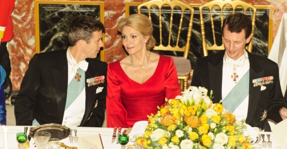 Helle Thorning-Schmidt, madame le Premier ministre du Danemark entre les princes Frederik et Joachim. Dîner d'Etat au palais de Fredensborg le 23 octobre 2012 en l'honneur de la visite présidentielle slovaque au Danemark.