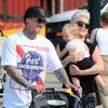 Pink et son mari Carey Hart avec leur fille Willow à New York, le 16 septembre 2012.