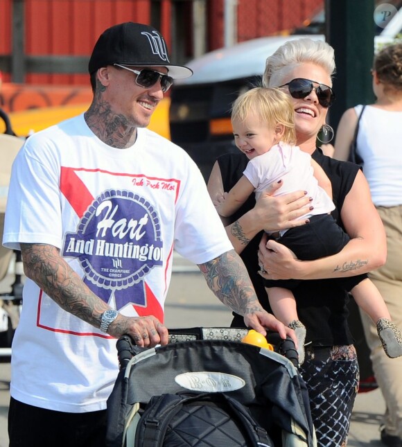 Pink et son mari Carey Hart avec leur fille Willow à New York, le 16 septembre 2012.