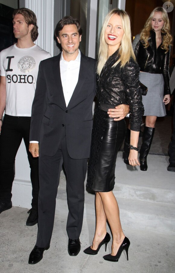 Karolina Kurkova et son compagnon Archie Drury lors de la soirée d'ouverture de la nouvelle boutique Versace Soho à New York, le 24 octobre 2012.