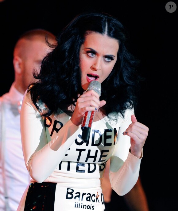 Katy Perry et sa robe bulletin de vote à Las Vegas le 24 octobre 2012.