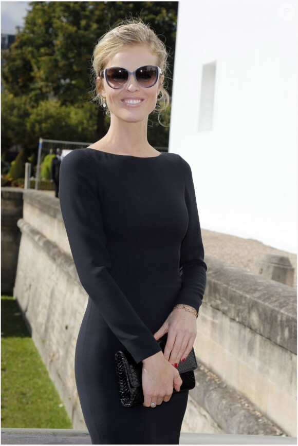 Eva Herzigova arrive au défilé Dior le 28 septembre 2012 à Paris