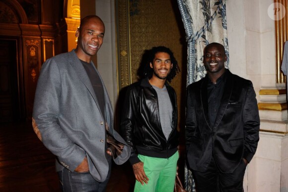 Samuel Coco-Viloin et Ladji Doucoure lors du neuvième gala Un Maillot pour la Vieà l'Hôtel de Ville de Paris le 24 octobre 2012