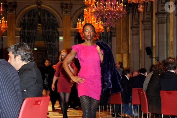 Véronique Mang défile lors du neuvième gala Un Maillot pour la Vieà l'Hôtel de Ville de Paris le 24 octobre 2012