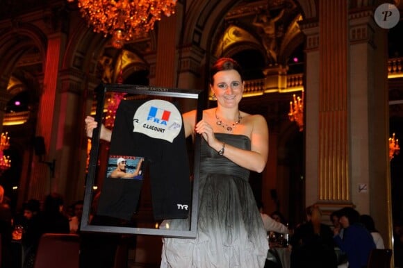 Le maillot de Camille Lacourt mis en vente lors du neuvième gala Un Maillot pour la Vieà l'Hôtel de Ville de Paris le 24 octobre 2012