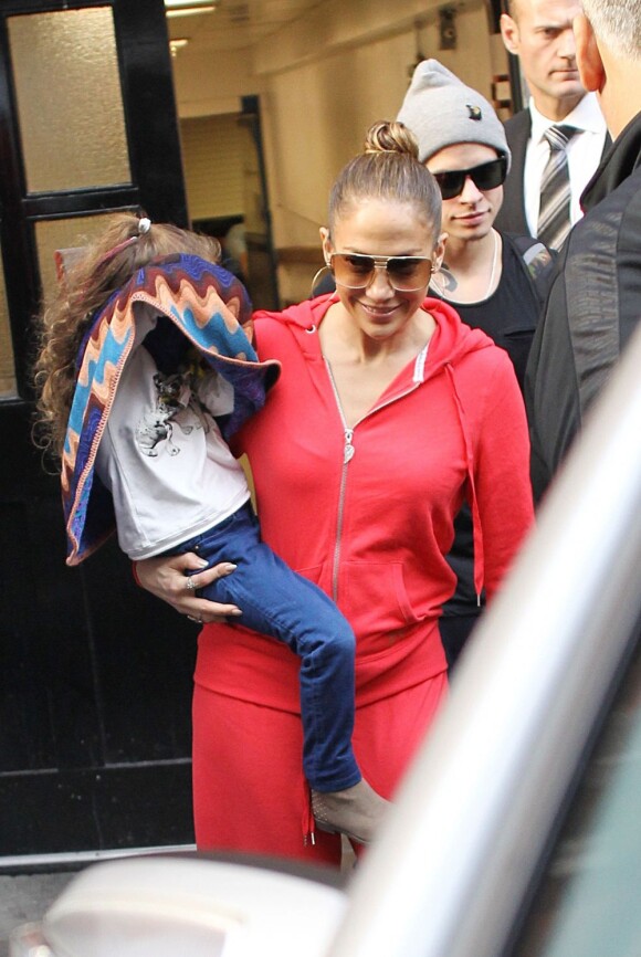 Jennifer Lopez quitte Londres avec sa fille et Casper Smart le 24 octobre 2012.