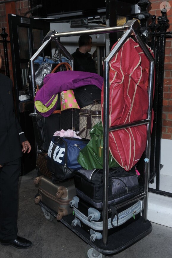 Jennifer Lopez quitte son hôtel à Londres le 24 octobre 2012.