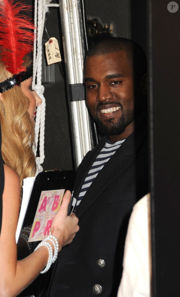 Kanye West se cache pendant que Kim Kardashian joue avec les photographes lors d'une fête pour Halloween à New York le 26 octobre 2012