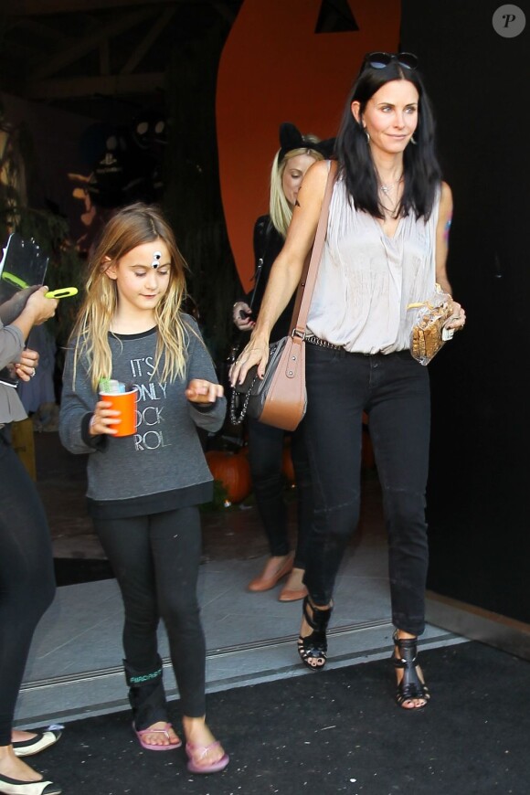 Courteney Cox accompagnée de sa fille Coco à la sortie de la soirée EBMRF & Sony PlayStation's Epic Halloween Bash à Los Angeles le 27 octobre 2012.