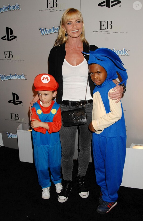 Jaime Pressly avec son fils Dezi James avec un ami à Los Angeles le 27 octobre 2012.