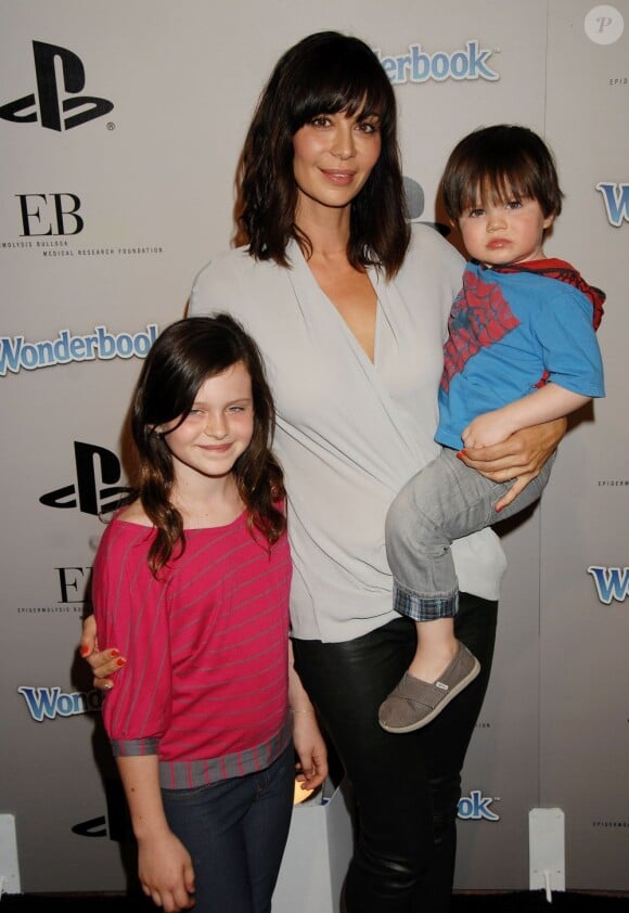 Catherine Bell avec sa fille Gemma, son fils Ronan à la soirée EBMRF & Sony PlayStation's Epic Halloween Bash à Los Angeles le 27 octobre 2012.