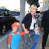 Jamie Pressley avec son fils Dezi James et un ami, arrive à la soirée EBMRF & Sony PlayStation's Epic Halloween Bash à Los Angeles le 27 octobre 2012.