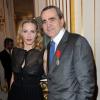 Babsie Steger et son mari Takis Candilis, fait chevalier de l'Ordre de la Légion d'honneur, lors de la remise de décorations au ministère de la Culture, le 14 mars 2012, à Paris