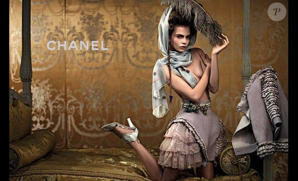 Cara Delevingne, Marie-Antoinette décadente dans la campagne Croisière de Chanel
