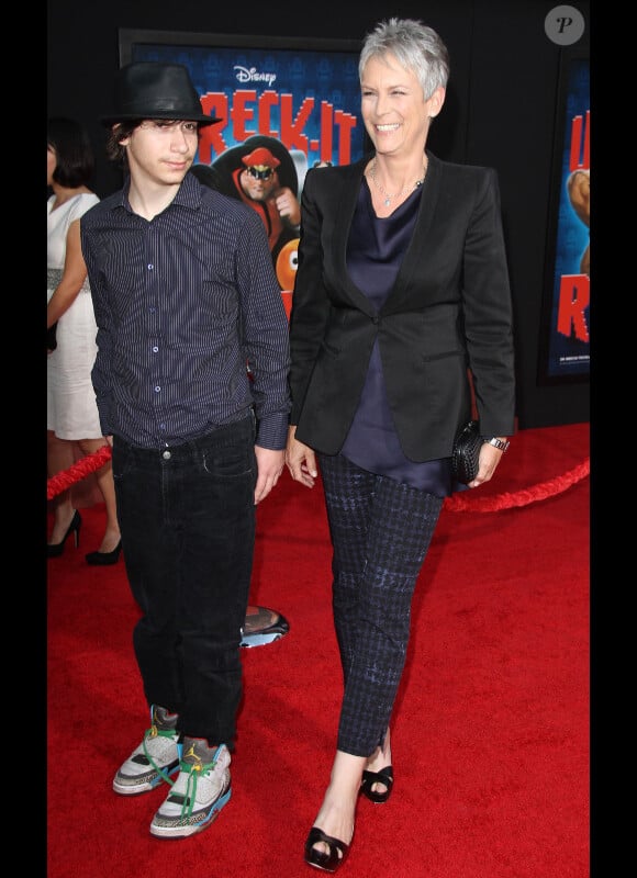 Jamie Lee Curtis assiste, en compagnie de son fils, à l'avant-première du film Les Mondes de Ralph (Wreck it Ralph), à Hollywood, le lundi 29 octobre 2012.