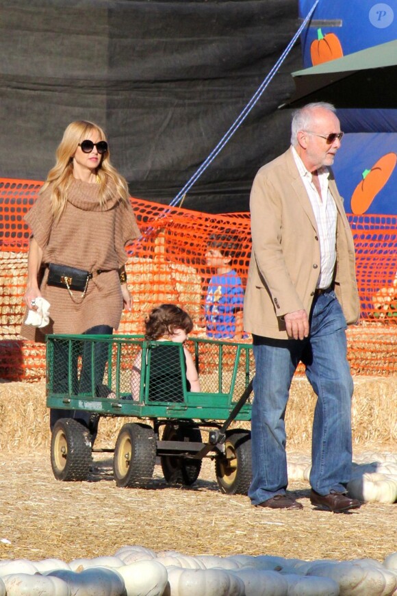 Rachel Zoe, avec son père et son fils Skyler chez Mr. Bones Pumpkin Patch à West Hollywood, Los Angeles le 30 octobre 2012.