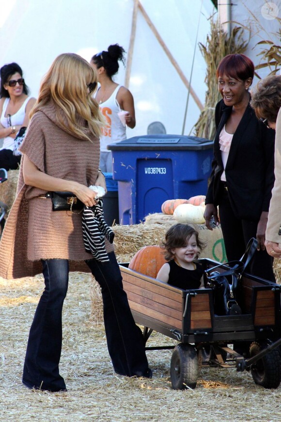 Rachel Zoe, s'amuse avec son fils Skyler chez Mr. Bones Pumpkin Patch à West Hollywood, Los Angeles le 30 octobre 2012.