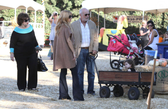 Rachel Zoe avec ses parents et son fils Skyler cherchent une citrouille chez Mr. Bones Pumpkin Patch à Los Angeles le 30 octobre 2012.