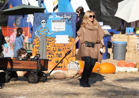 Rachel Zoe et son fils Skylar cherchent une citrouille chez Mr. Bones Pumpkin Patch à Los Angeles le 30 octobre 2012.