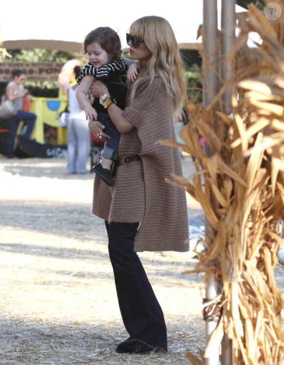 Rachel Zoe et son fils Skylar chez Mr. Bones Pumpkin Patch à Los Angeles le 30 octobre 2012.