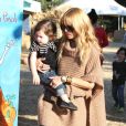 Rachel Zoe et son fils Skylar cherchent une citrouille chez Mr. Bones Pumpkin Patch à Los Angeles le 30 octobre 2012.