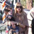 Rachel Zoe et son fils Skylar partent à la recherche d'une citrouille chez Mr. Bones Pumpkin Patch à Los Angeles le 30 octobre 2012.