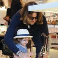 Rodger Berman et son fils Skyler font une virée shopping à Los Angeles le 29 octobre 2012.