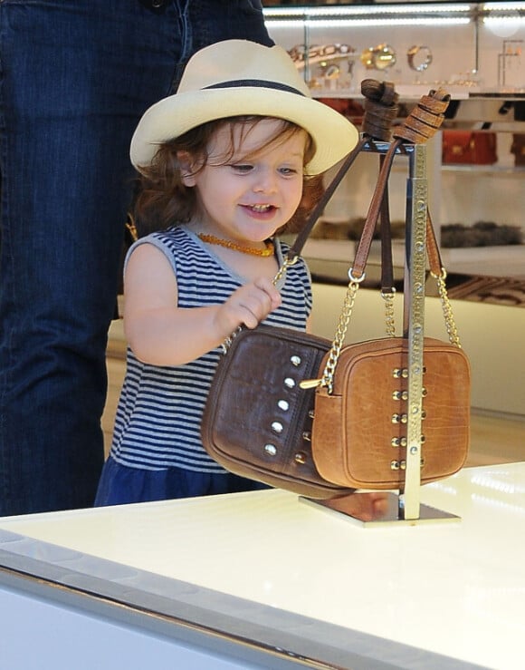 Le petit Skyler admire des sacs lors d'une virée shopping à Los Angeles le 29 octobre 2012.
